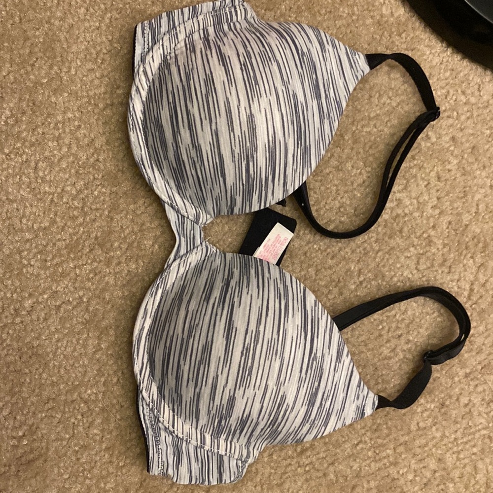 VS pink bra